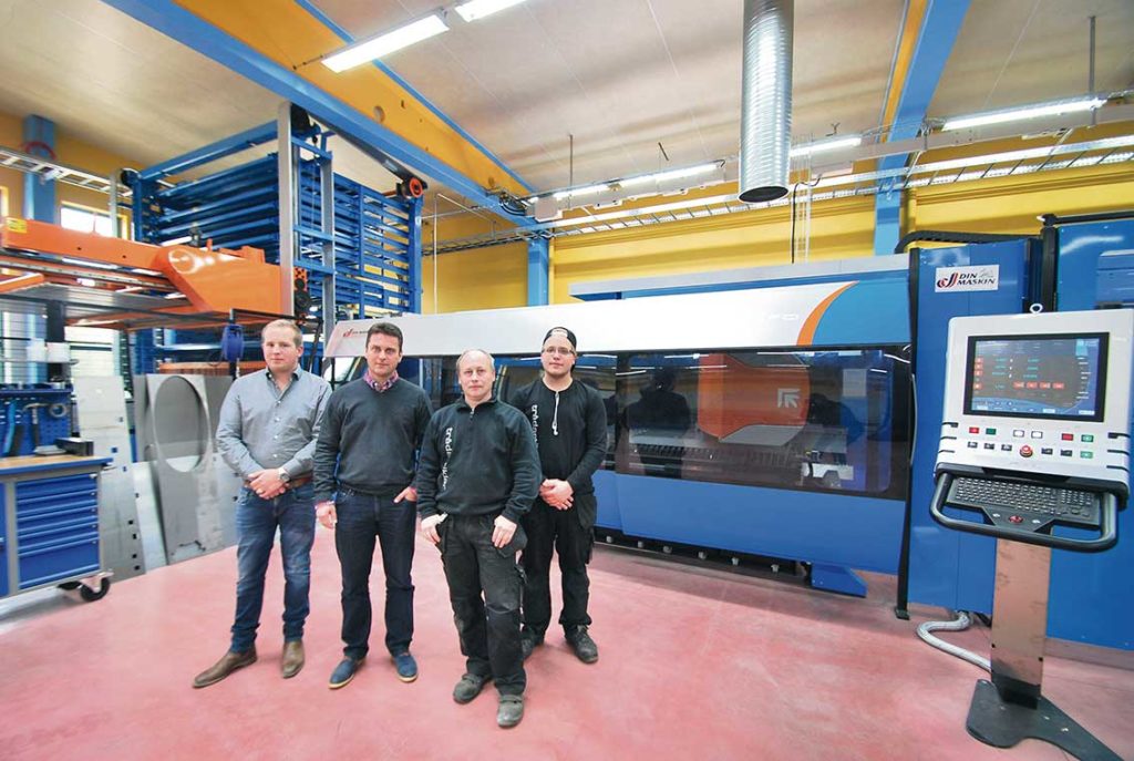 På fotot ser vi Alexander Lehto som är ansvarig för försäljning och marknad, Johan Söderberg maskinsäljare Din Maskin, Arne Wallin produktionsplanerare och tekniker samt Victor Wallin maskinoperatör.
