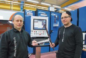 Arne och Victor Wallin visar några av de detaljer som man laserskär i den nya helautomatiska produktionscellen.