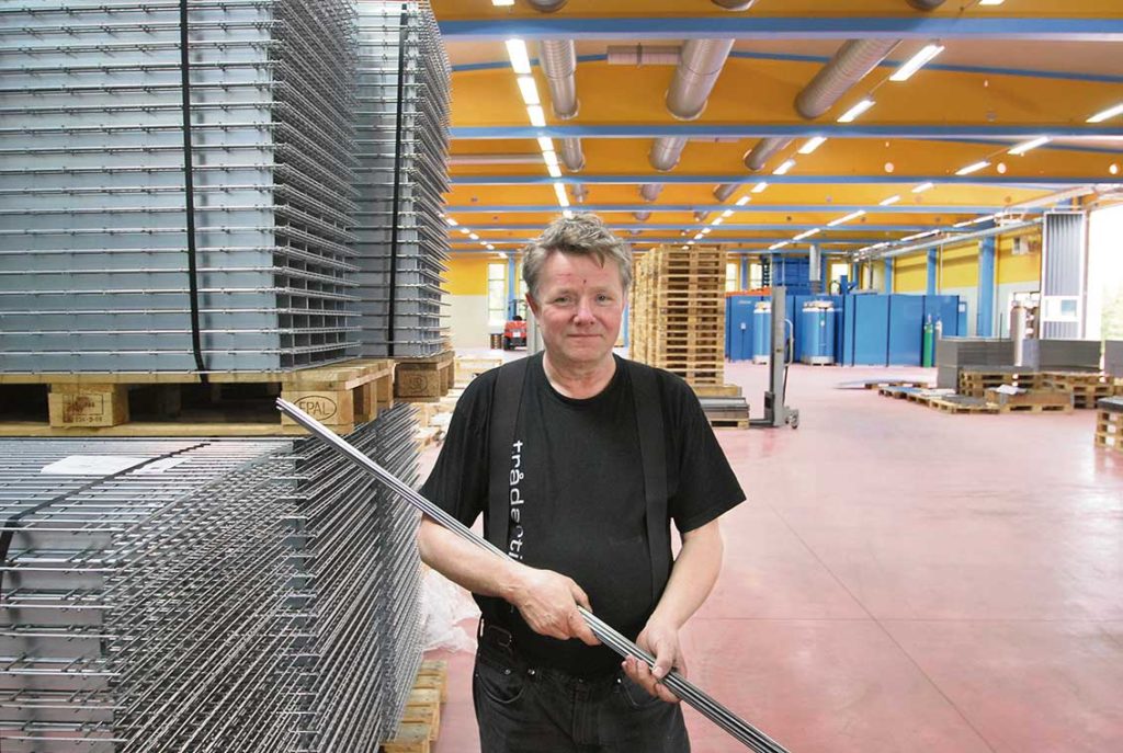 Ägaren till företaget Trådartiklar, Sören Persson, konstruktören som blev fabrikör. I bakgrunden ser vi den nya produktionshallen som är under uppbyggnad.