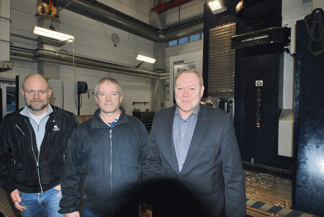 Elmia-2017-+-Vrena-027 Peter Johansson, Hans-Erik Olsson och Thomas Åkermark ute i verkstaden. På bilderna ser vi också inmätning av verktyg innan körning i Soraluce FL 10 000. Den 10 meter långa maskinen tillverkar stora detaljer, ofta större komponenter och till främst pappers-, massa- och gruvindustrin.