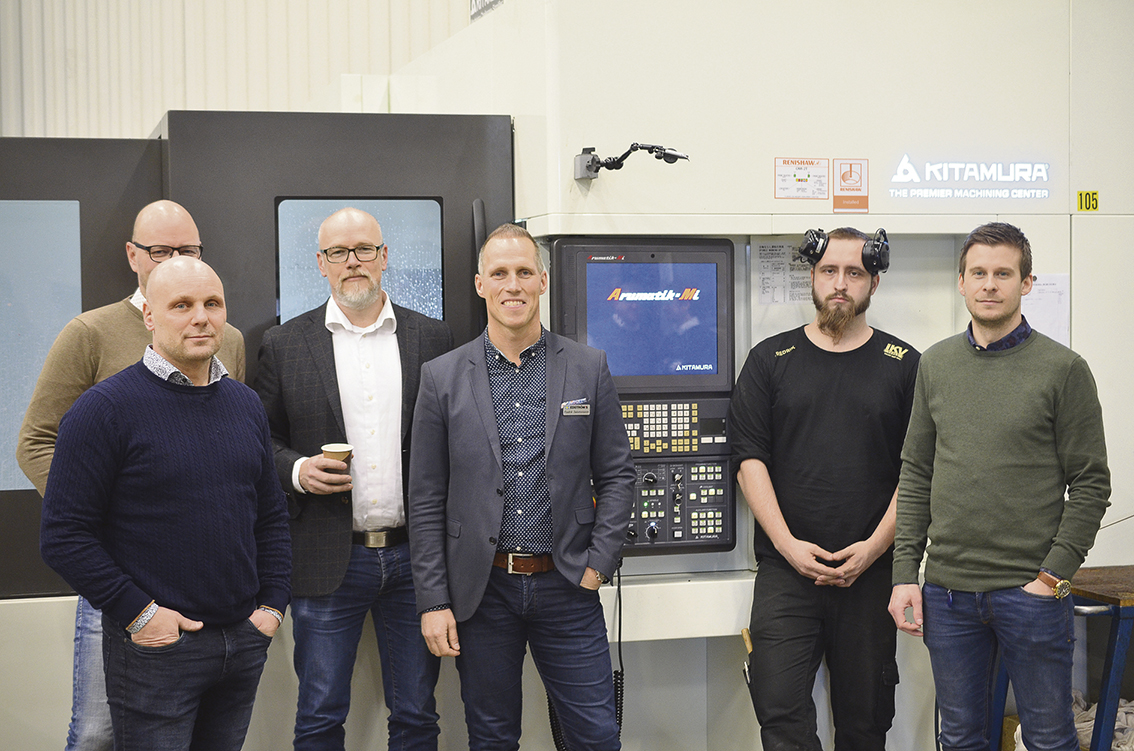 På fotot ser vi Jörgen Johansson, Clas Johansson ägare IKV Tools, Henrik Olsson, Fredrik Salomonsson Edströms Maskin, maskinoperatör Fredrik Muikku och vd Alexander Timour IKV Tools.