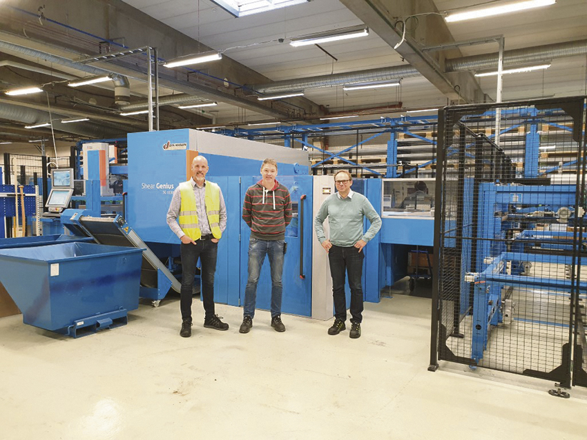 På bilden syns från vänster Per Sigvardsson projektledare Din Maskin, Lars Andersson förtillverkningschef Rasch och Anders Wolving platschef Rasch.
