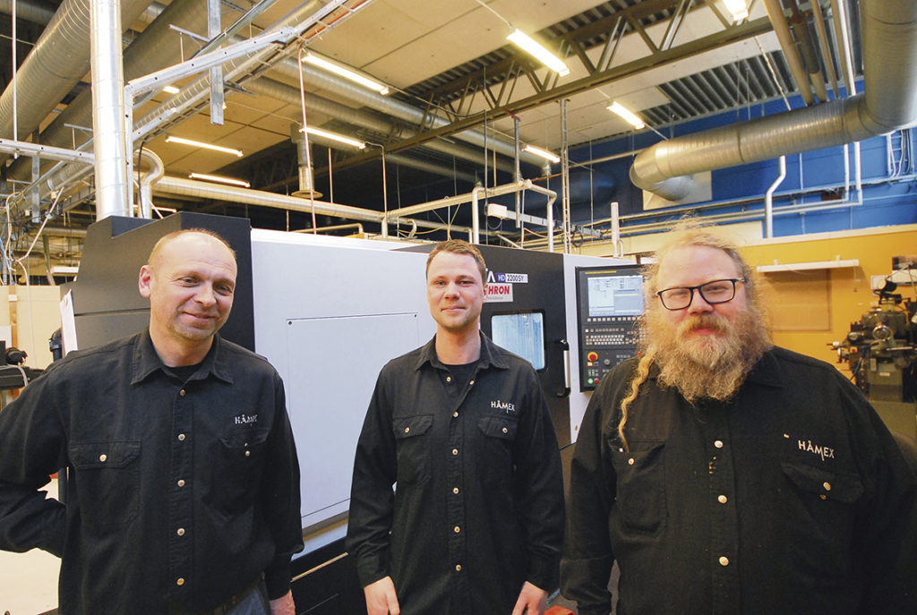 Magnus Hermansson, Nicklas Irestam och maskinoperatören Roger Lindmark vid den senaste maskininvesteringen som inte är en slipmaskin! Hyundai HD2200SY är en sub-spindelsvarv med drivna verktyg.