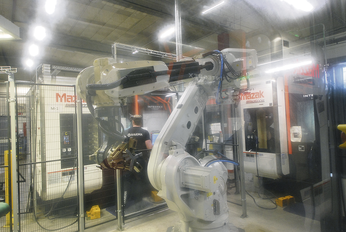 Produktionscellen består av tre multifunktionsmaskiner MAZAK kopplade till två industrirobotar med in- och utbanor. Alla tre maskinerna är numera utrustade med Blums höghastighetsmätprobe ur TC-serien