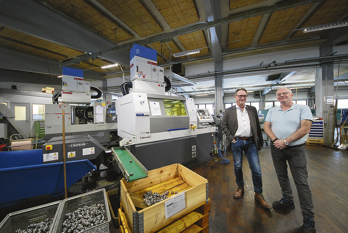 Kalle Nyrén och Gunnar Oldegren vid den senaste maskininvesteringen, en CITIZEN Cincom L32 III utrustad med LVF tekniken. Kopplat med stångmagasin från IEMCA.