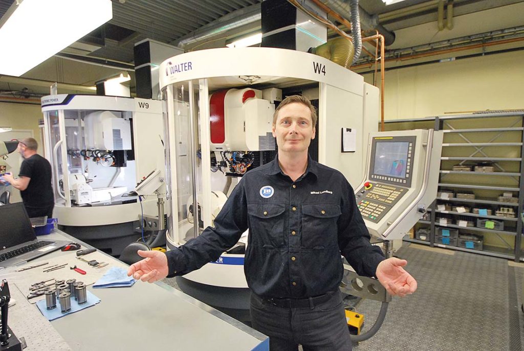 Mikael Lundberg visar upp en maskinpark bestående av WALTER verktygslipmaskiner.