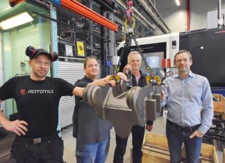 Maskinoperatör Jon Sandqvist, produktionstekniker Erik Englund, produktionschef Tord Johansson och Henrik Brodén FASTEMS.