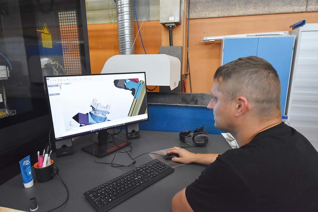 Maskinoperatören Alvydas Grakauskas vid sin arbetsstation med CAM lösning från EDGECAM.