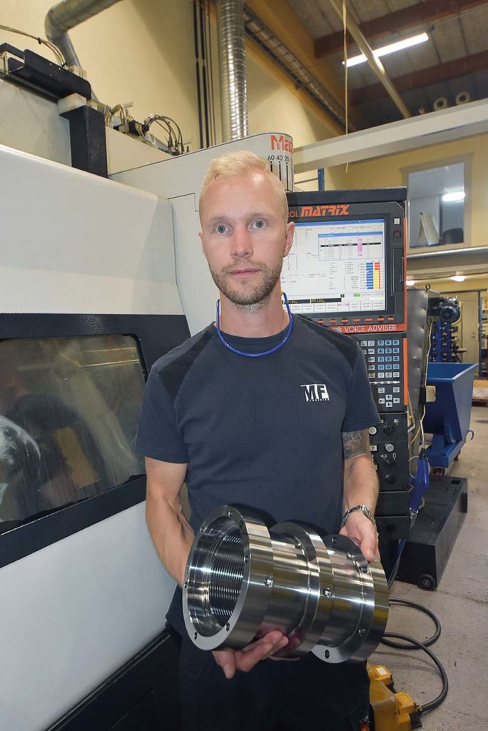 Maskinoperatör Jimmy Björklund visar en detalj som är
tillverkad enligt principen i en INTEGREX 400.