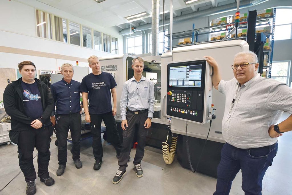 På fotot ser vi från
vänster; maskinoperatör
Timmy Lundemo,
Jerker Sundin,
maskinoperatör
Markus Klang, Anders
Grönlund och Jan
Wedar från NAJtech.