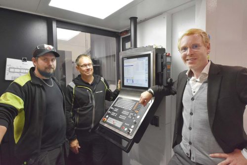 På fotot ser vi maskinoperatör Ulf
Wennerström produktionstekniker
Mats Jonsson och Patrick Larsson Heidenhain Scandinavia.