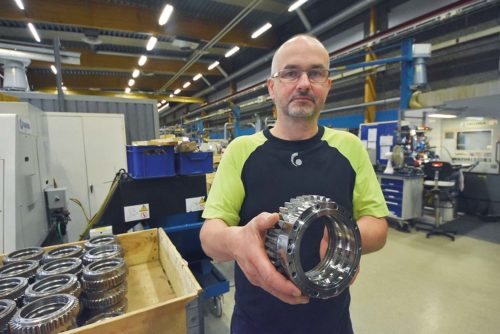 Produktionstekniker Magnus Hällgren visar upp en komponent till företagets produkt Supercut som är en gripsåg.