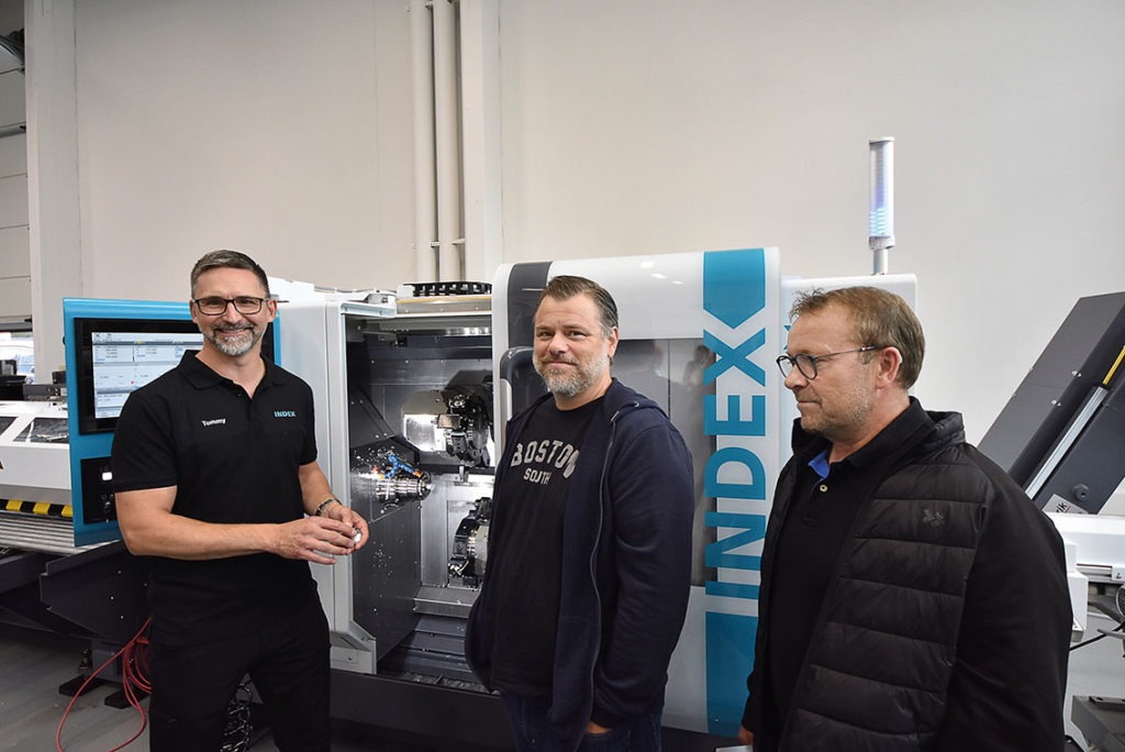 Applikations- och produktionstekniker Tommy Sundström Gravesen INDEX Nordic visade ny maskinteknik för Daniel Kron och Roger Lindberg från Gävleföretaget Automatindustrier i Hille AB.