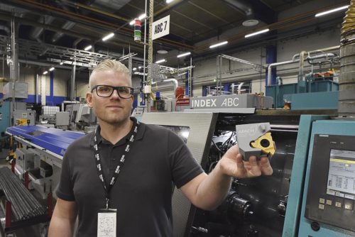 Alfred Jönsson visar upp en 3D-printad förstoring av verktyget.