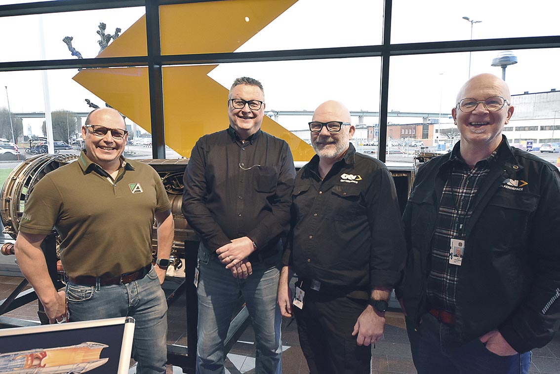 Roger Jansson, Joakim Heideman, Klas Nordh och Ulf Eriksson. I bakgrunden ser vi RM12 motorn som har utvecklats för JAS 39 Gripen.