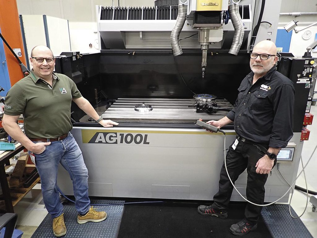 Roger Jansson och Klas Nordh intill sänkgnist SODICK AG100L. I den här maskinen kan man placera ett arbetsstycke på 5000 kg och med maxstorlek på L 2100 x B 1250 x H 650 mm