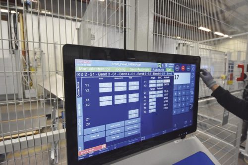 Flera automatiserade processer i fabriken.
