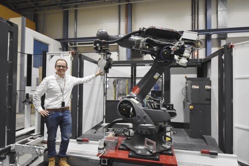 Heikki Hallila vice President Fastems Oy ute i produktionen på fabriken i Tammerfors. 