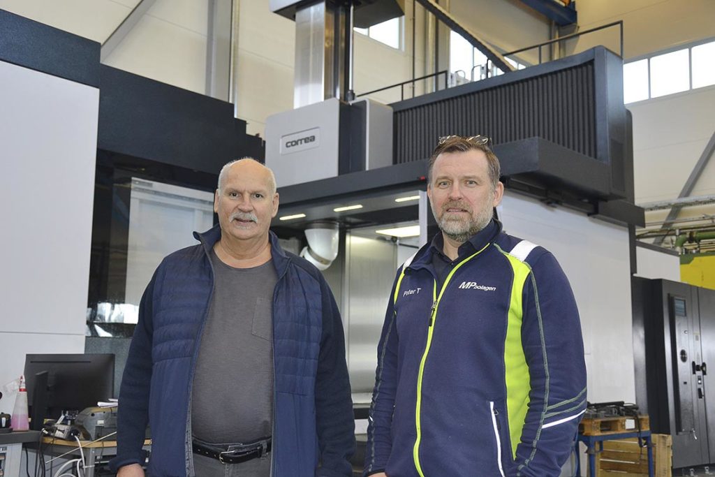 Vid Elmia Produktionsmässor 2022 träffade Peter Thomsen (till höger), chef för MP bolagens verktygstillverkning, Michael Larsson, vd för Carlstad Machinetools - ett möte som resulterade i investeringen i portalfräsmaskinen Correa FOX40.