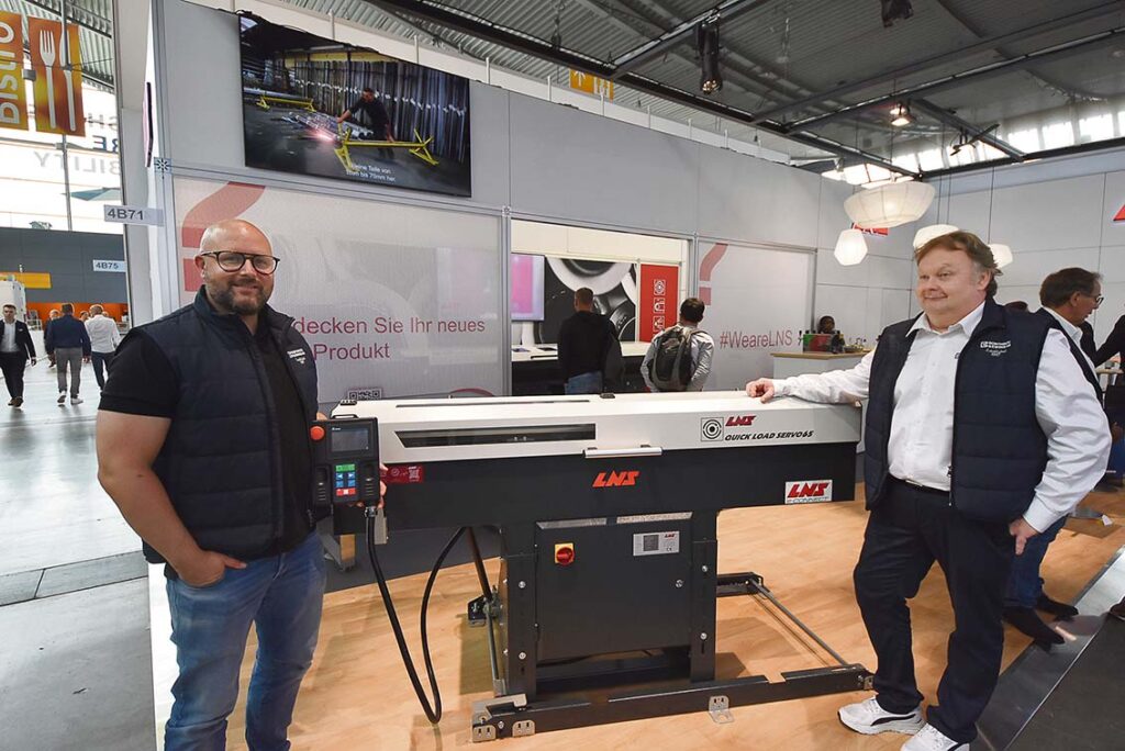 Christian Stener och Jonny Stener visade det nya kortstångsmagasinet för svenska besökare på mässgolvet i Stuttgart.