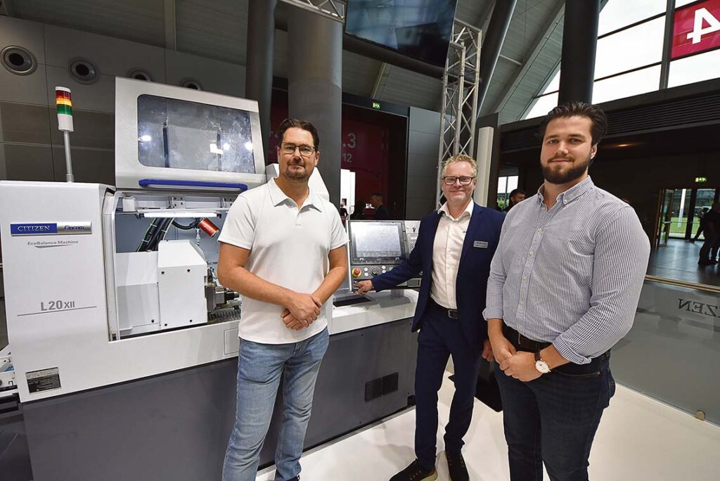 Johan Blomster och Philip Adilson från Willo i Växjö hälsade på i
CITIZEN monter på AMB där region-ansvarige maskinsäljaren Martin
Ritzinger på Bromi Gruppen visade excellent japansk maskinteknik.