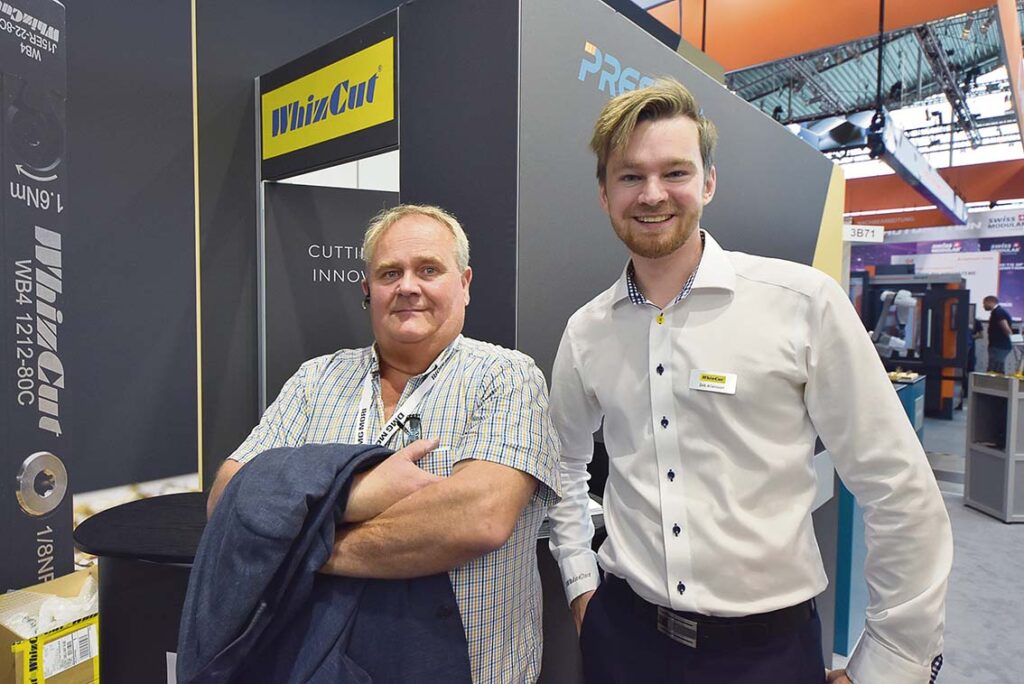 Produktionstekniker Anders Svensson är en frekvent mässbesökare
sedan många år tillbaka och här träffade han en
annan tekniker – Zeb Allansson på Whizcut.