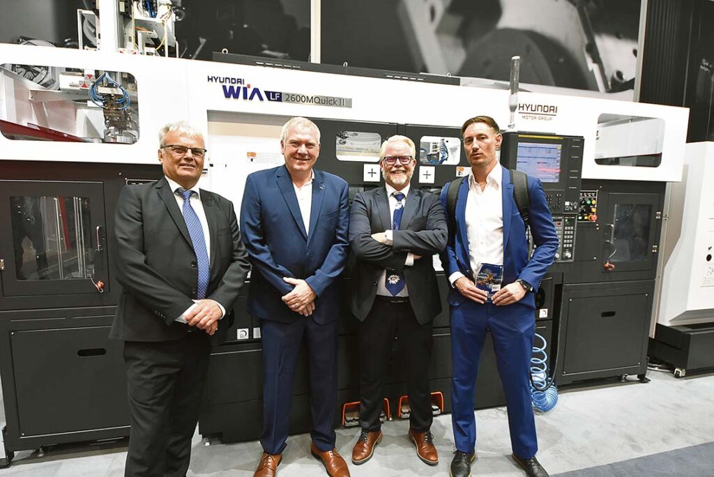 Jörgen och Anders med efternamnen Axelsson och Jacobsson är maskinsäljare
på Lichron som vi fångade på bild tillsammans med företagsledningen
säljexport Europa hos den koreanska maskintillverkaren Hyundai-Wia.