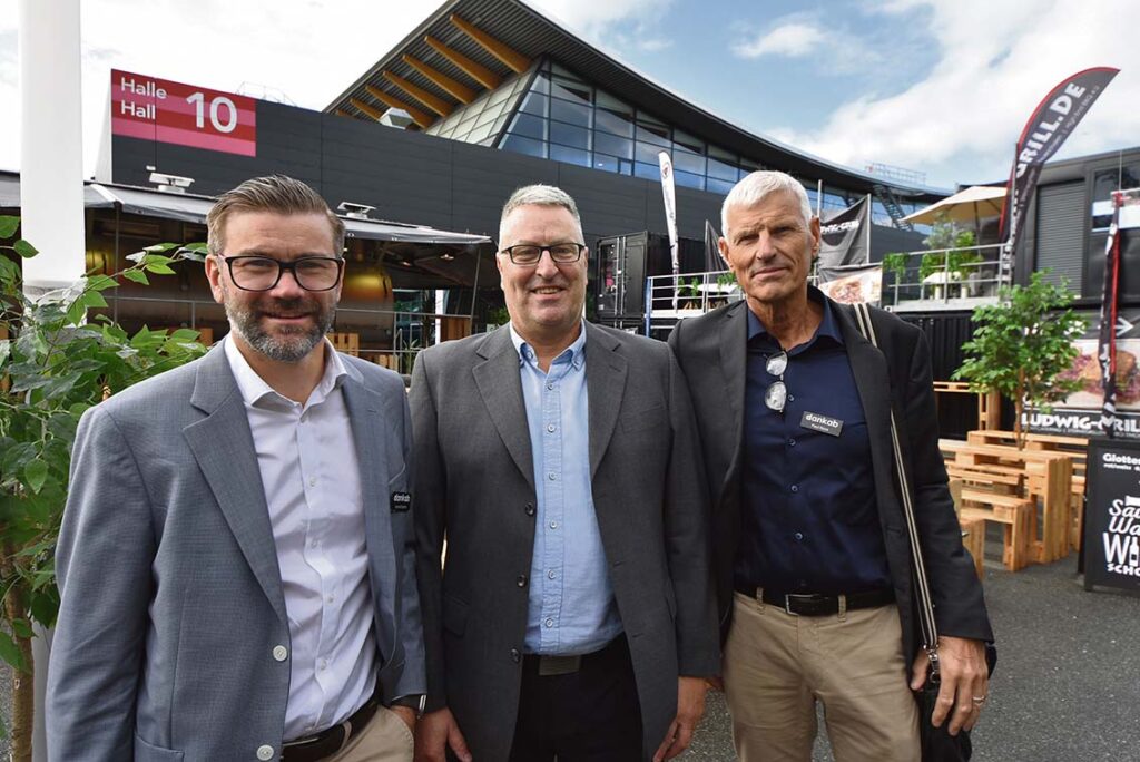 DANKAB Verktygsmaskiner på plats hos sina partners på mässan. På fotot ser vi Mikael Blansch ny säljare på DANKAB i mitten tillsammans med Henrik Bohlin och Paul Roos.