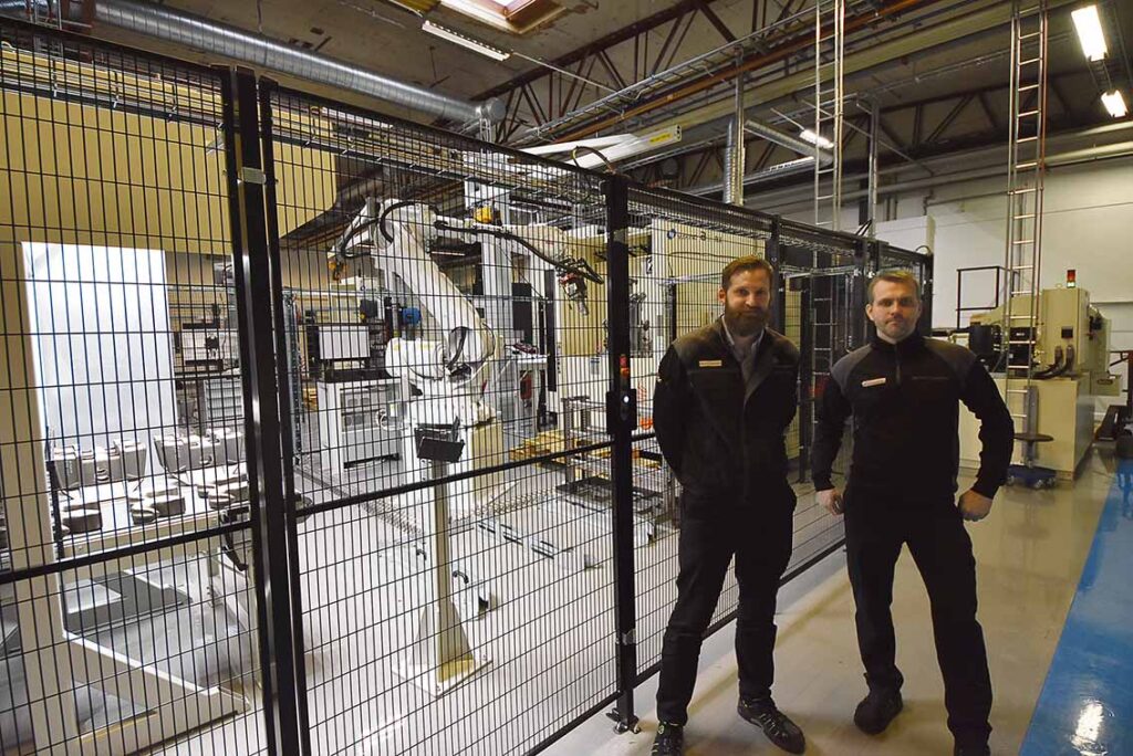 På fotot ser vi Martin Carlsson produktionsteknisk chef och maskinoperatören André Kemppi.