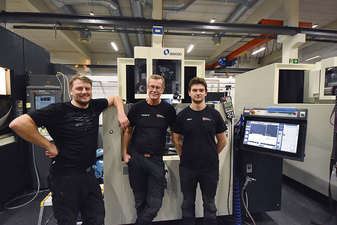 Gnistavdelningen hos Bröderna Carlsson består av bl.a. Kim Nord, Thomas Rask och Elliot Moulin. Här har man från MAKINO sju trådgnistar och tre sänkgnistar. Bakom grabbarna ser vi en MAKINO U53.