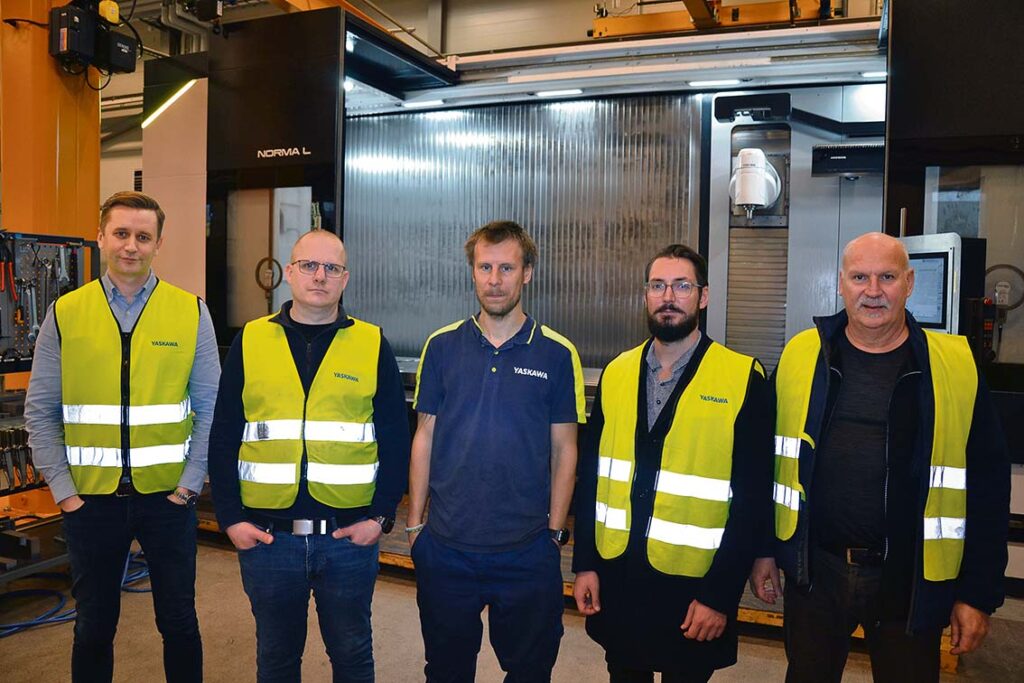 Framgångsrikt samarbete. Eric Johansson, vice vd och operativ chef, Mikael Olofsson, produktionsledare, och maskinoperatör Christoffer Bertilsson vid Yaskawa Nordic med Alexander Klevenfeldt och Michael Larsson från Carlstad Machinetools.