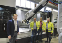 Här ser vi Anders Wikström DMG MORI tillsammans med Roger Andersson, Niklas Andersson och Lars Nilsson Svetruck. Cellen är specialbyggd med stor plats för robot och utrustning. Och också bra ergonomi för maskinoperatören som kan arbeta i cellen på ett bra sätt. Konceptet bygger på stor flexibilitet med manuell körning när det handlar om riktigt stora artiklar. Och en hög automatiseringsgrad när det blir lite mindre artiklar som kan gå obemannat i många timmar.